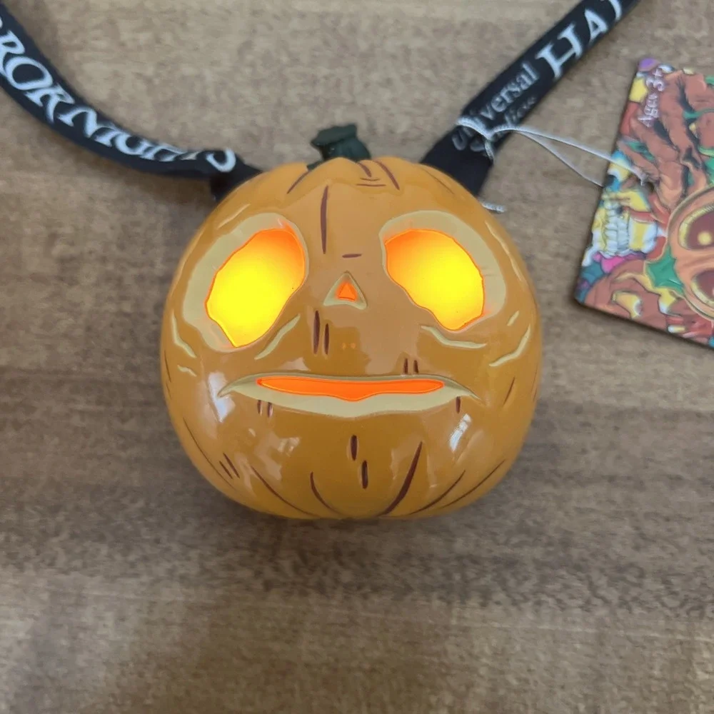 2023 Universal Studios HalloweenHorror Nights Lil' Boo‎ Light Up Pumpkin Lanyard